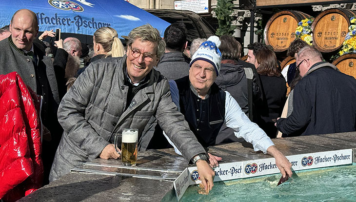 Stefan Schneider, Axel Munz beim Geldbeutel auswaschen (©Foto: Martin Schmitz)